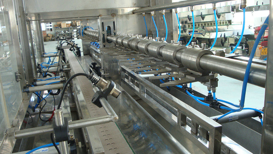 PLC Control Fully Automatic Bottle Filling Machine , Soft Drink Filling Machinery
