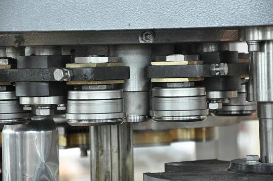 Vloeibare Drankenblik het Vullen Verzegelende Machine met Roestvrij staal Materiële, Normale Druk